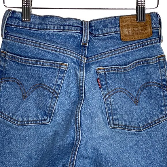 Levi's Premium Wedgie Fit Jeans Size 25 High Rise Light Wash Denim Raw Hem - Picture 3 of 7